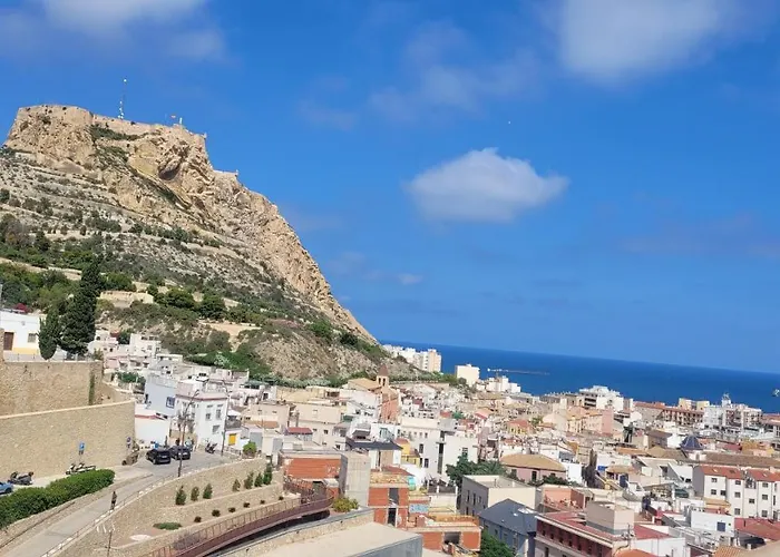 Corazon De Alicante Con Vistas Al Mar Y Al Castillo